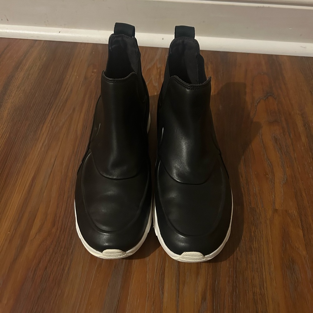 Women’s Black Nike shoes